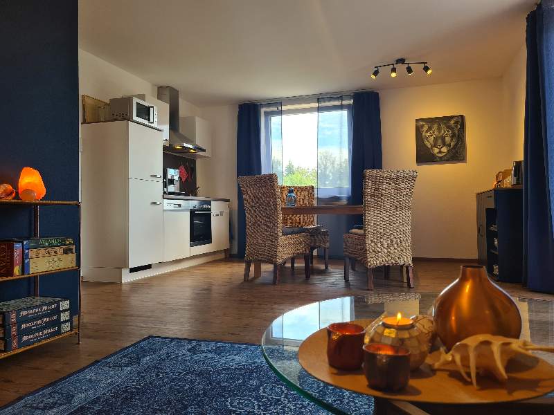 Moderner Wohn- und Essbereich der Ferienwohnung Perle am Kobernaußerwald in Aspach mit voll ausgestatteter Küche.