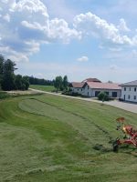Landwirtschaft am Kobernausserwald - ein Landwirt beim Heuwenden