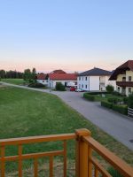 Weiter Ausblick über die ländliche Nachbarschaft und die Wiesen vom Balkon aus.