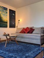 Blick ins Wohnzimmer der Perle am Wald mit Salzlampe und Kunst