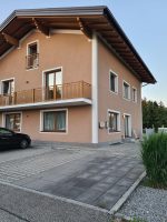 Ansicht der gepflasterten Parkfläche vor der Ferienwohnung mit Blick auf den Eingang.