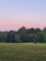 Abendrot und Mondschein hinter dem Haus über dem Kobernausserwald