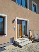 Der einladende Eingangsbereich der Ferienwohnung mit Stufen und Klingelanlage.