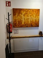 Sicherheitsausstattung mit Feuerlöscher und Brandschutzhinweisen im Flur der Ferienwohnung. Auch hier kommt die Kunst nicht zu kurz - bereits im Flur hängt ein Ölbild von Brigitte Beer