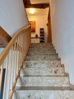 Beleuchtetes Treppenhaus zur Ferienwohnung Perle am Kobernaußerwald