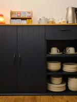 Blaues Küchenbuffet in der Ferienwohnung Perle am Wald