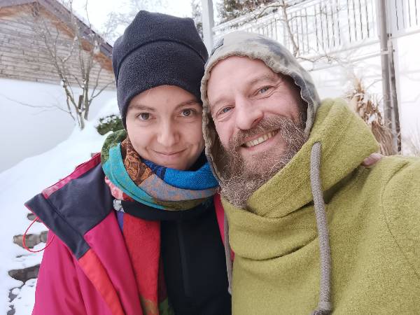 Anna und Florian - Gastgeber der Perle im Kobernaußerwald beim winterlichen Spatziergang